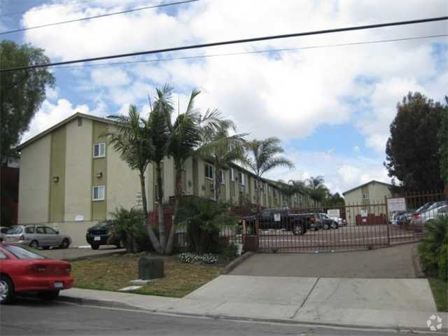 Building Photo - Appealing floor plan with 2bed/ 1bath avai... Rental