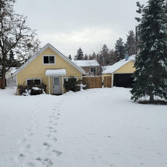 South Hill Cottage Home - Large Fenced Yard - South Hill Cottage Home - Large Fenced Yard