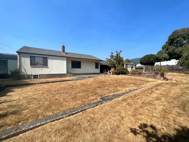 Building Photo - 2 Bedroom Blue Lake House with extra Loft Space!
