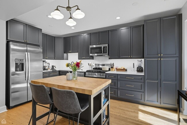 Photo - 1210 W Roscoe St