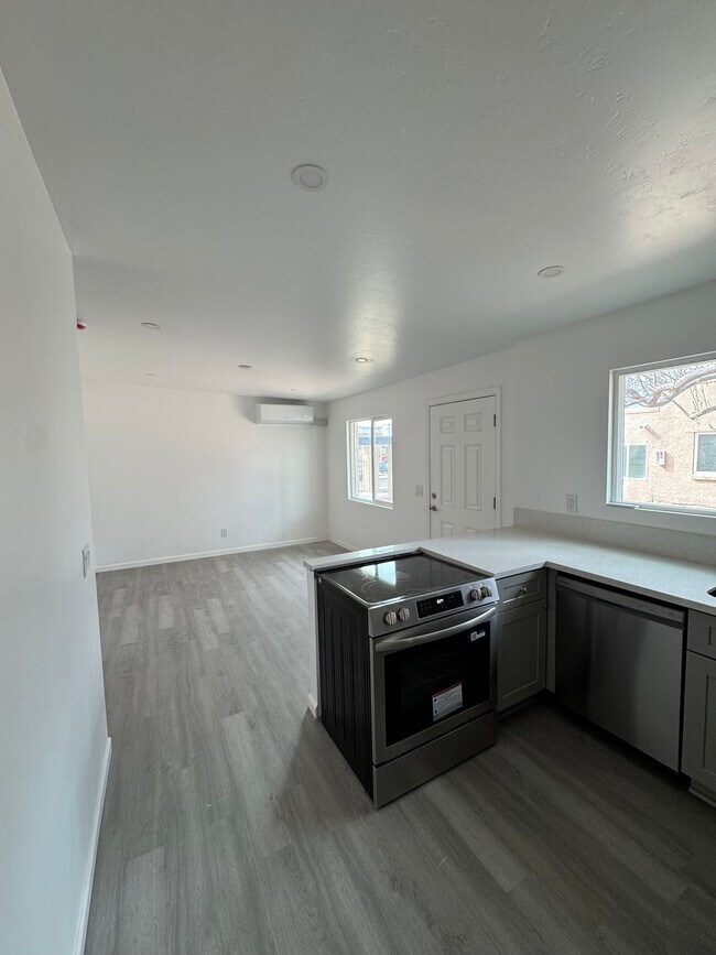 Photo - 1119 E Adams St