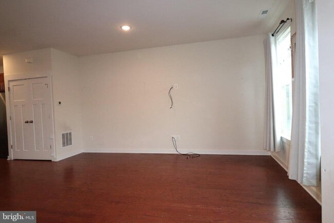 Photo - 414 Waverley Dr