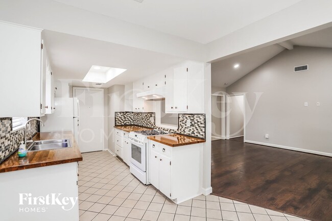 Photo - 13914 Duncannon Dr