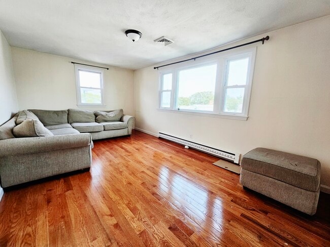 Building Photo - 74 Dunboy St Unit 2 Rental
