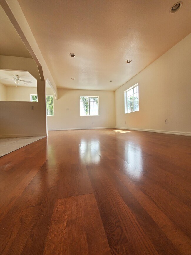 Photo - 2715 S Cochran Ave