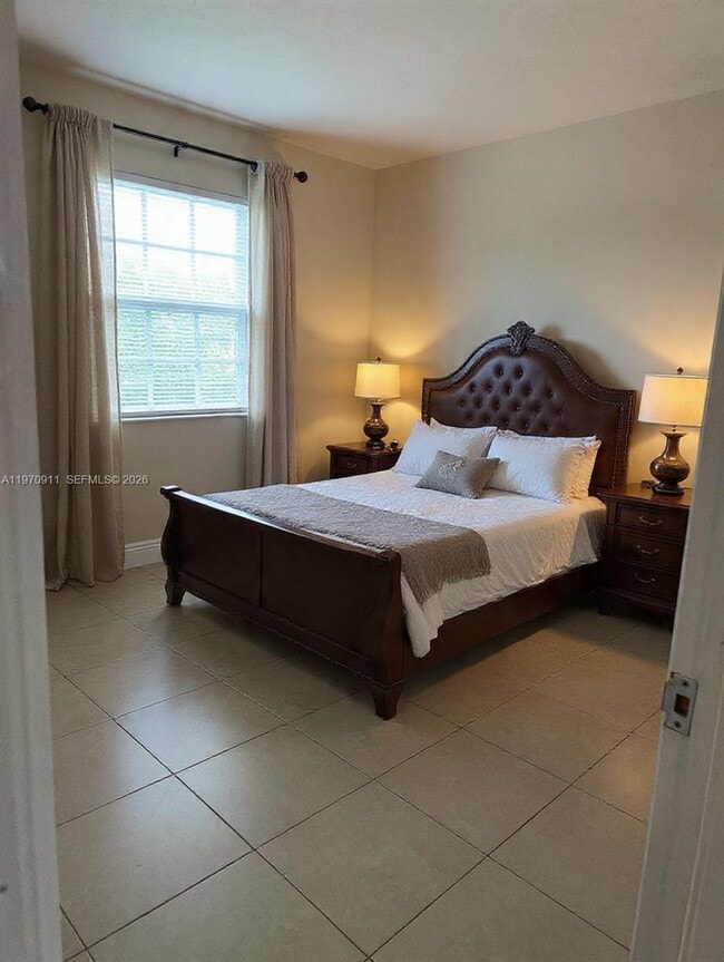 Photo - 861 E 14th St Unidad 0