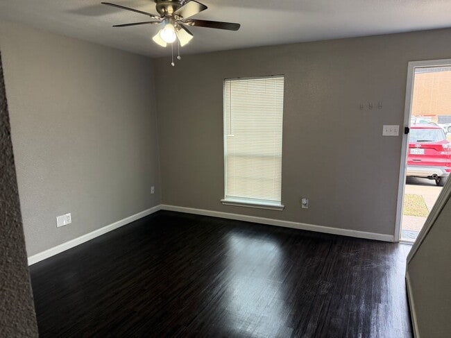 Photo - 410 Conveyor Dr