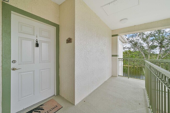 Photo - **ESTERO PRIME LOCATION ~ Top Floor 2/2 Co... Unidad 303