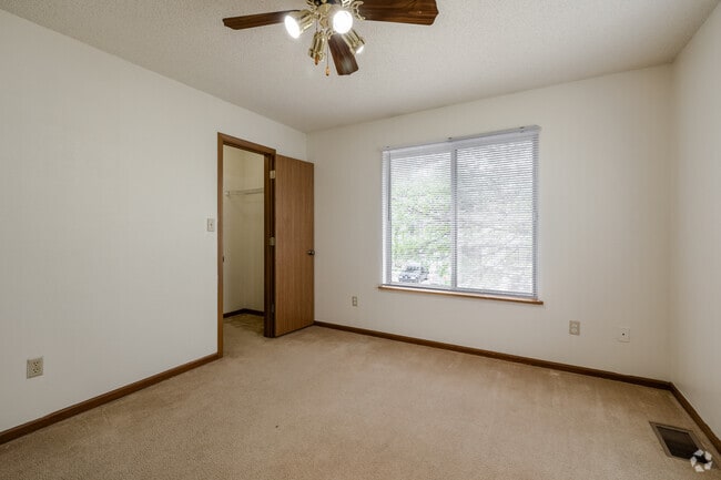 2BR, 2BA - 1050SF - Bedroom 1