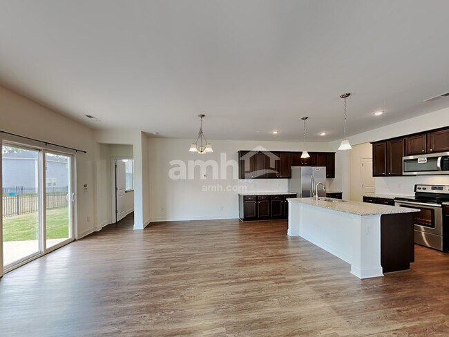 Photo - 318 Golucke Way