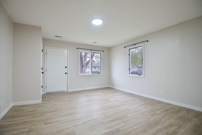 Living Room - 4934 Robin Dr