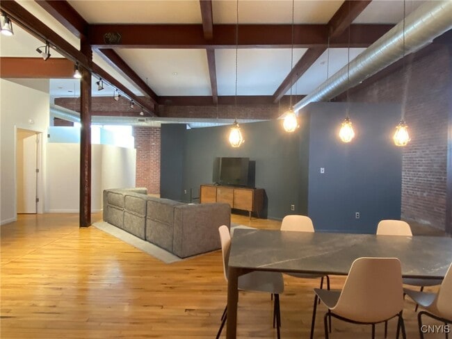 Building Photo - 412 Main St