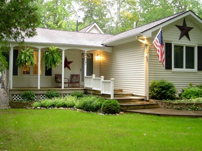 Building Photo - Home on East Bay – Impeccably Furnished Of...