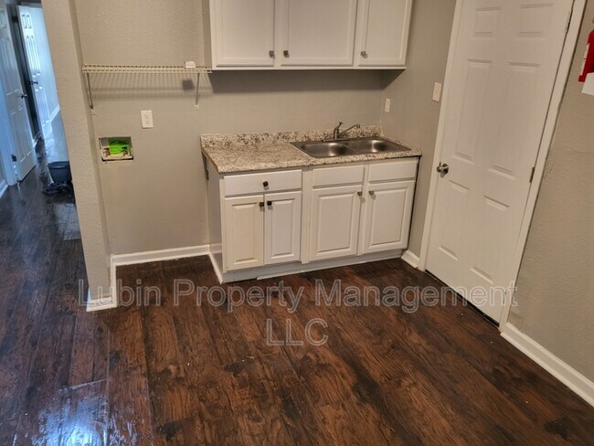 Photo - 3040 Sinclair St