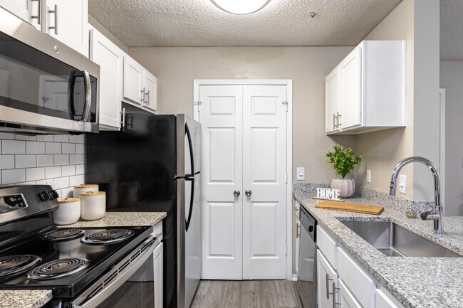1BR, 1BA - 870SF, Kitchen