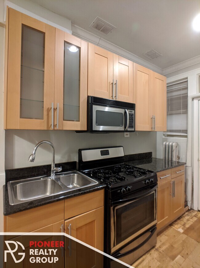 Photo - 542 W Surf St Apartments Unit GDN