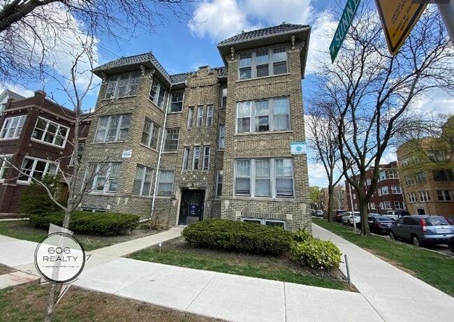 Photo - 4503 N Troy St Unidad 2 Rental