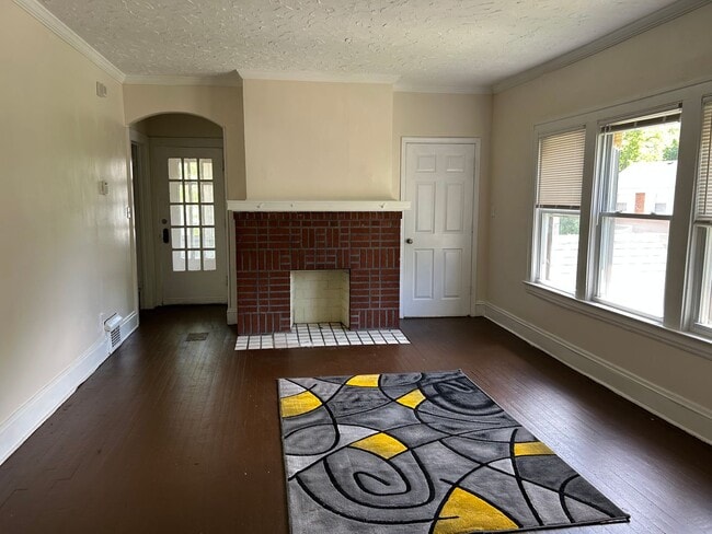 Spacious 3-Bedroom, 2-Bath First Floor Ap... - Spacious 3-Bedroom, 2-Bath First Floor  Ap... Townhome