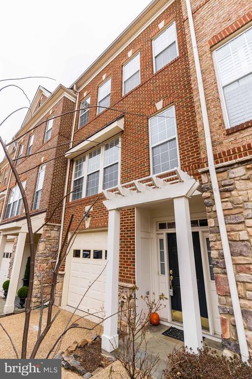 Building Photo - 21927 Windy Oaks Square