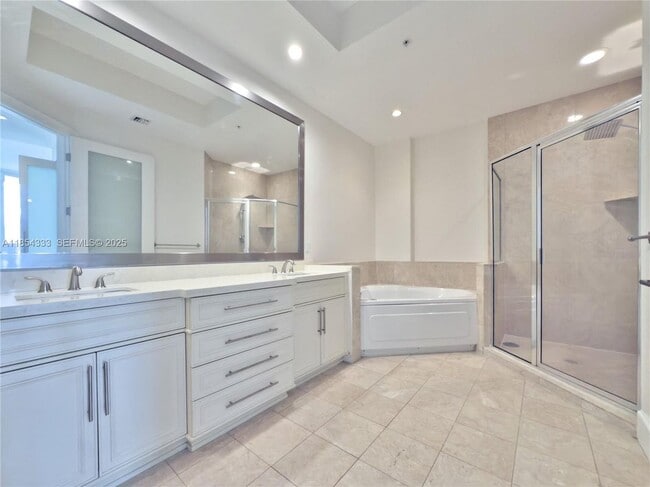 Photo - 848 Brickell Key Dr Unit 306