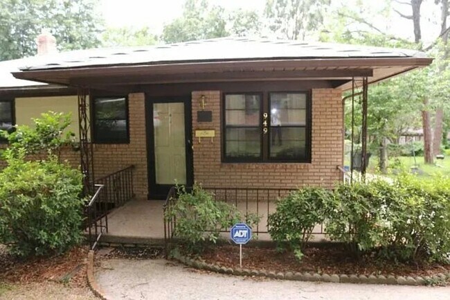 Photo - 3 bedroom single level close to 5 points