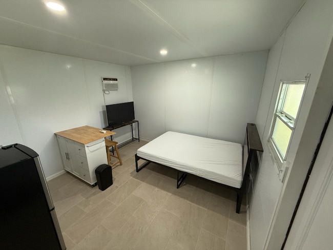 Building Photo - 231 W 41st St Rental