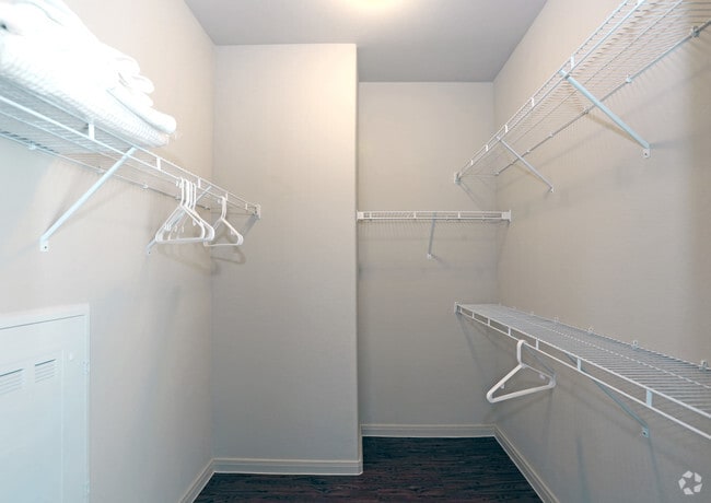 2BR, 2BA - 957SF - Closet