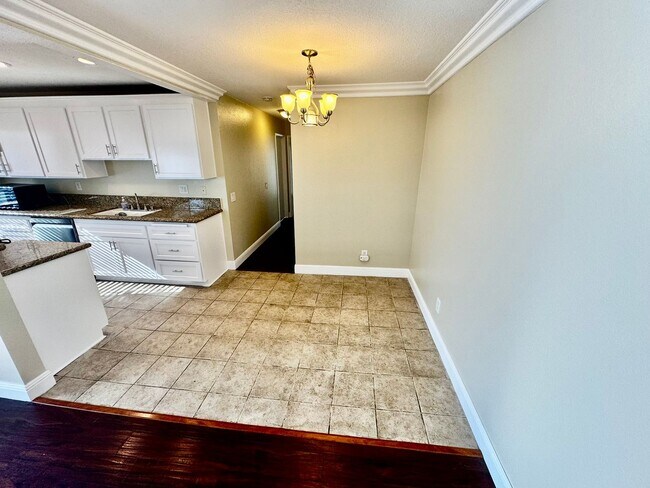 Photo - Updated 2nd Floor Corner Unit -3425 E. 15t... Unidad 17-D
