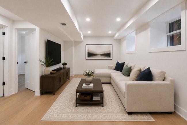 Photo - 848 W George St