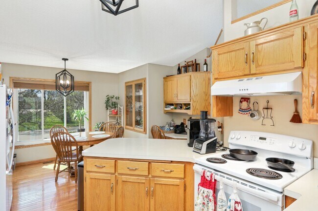 Photo - Spacious Home, 6bd, 3ba, 2 levels, 2 kitchens $2900/mo+ utilities