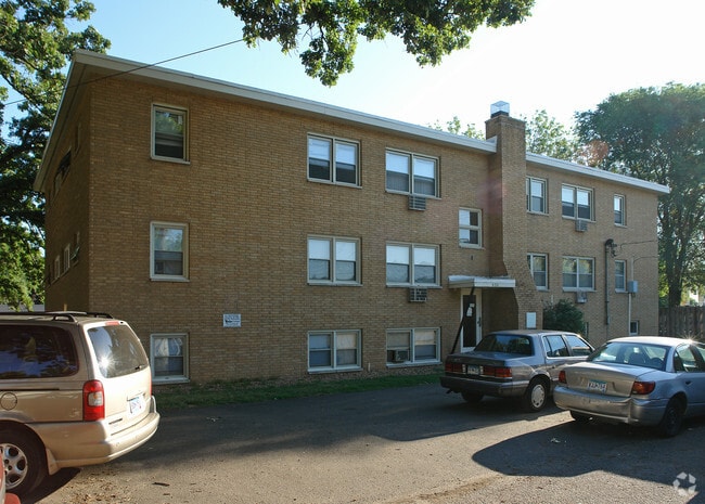 636 Larpenteur Apartments!