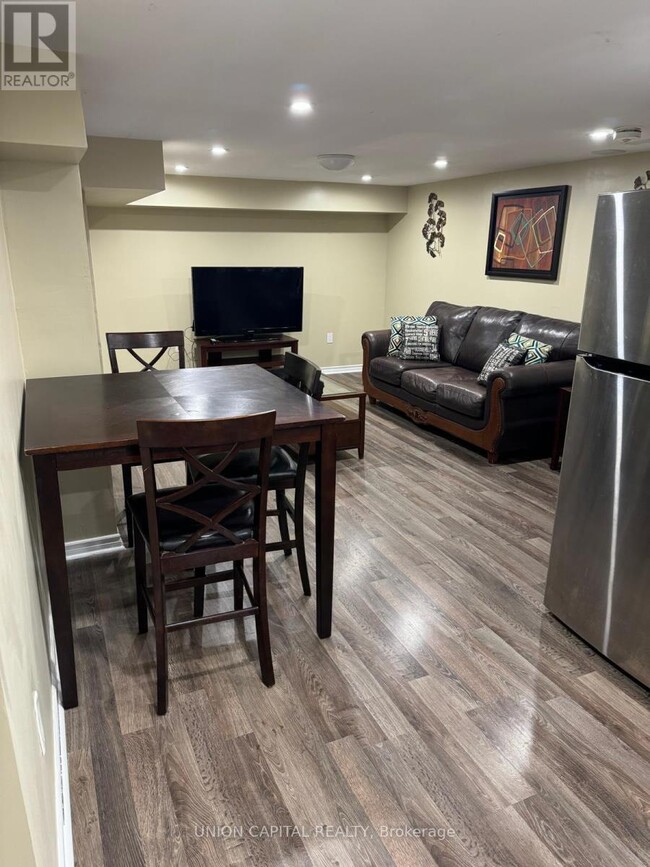 Photo - 427 Rossland Rd W