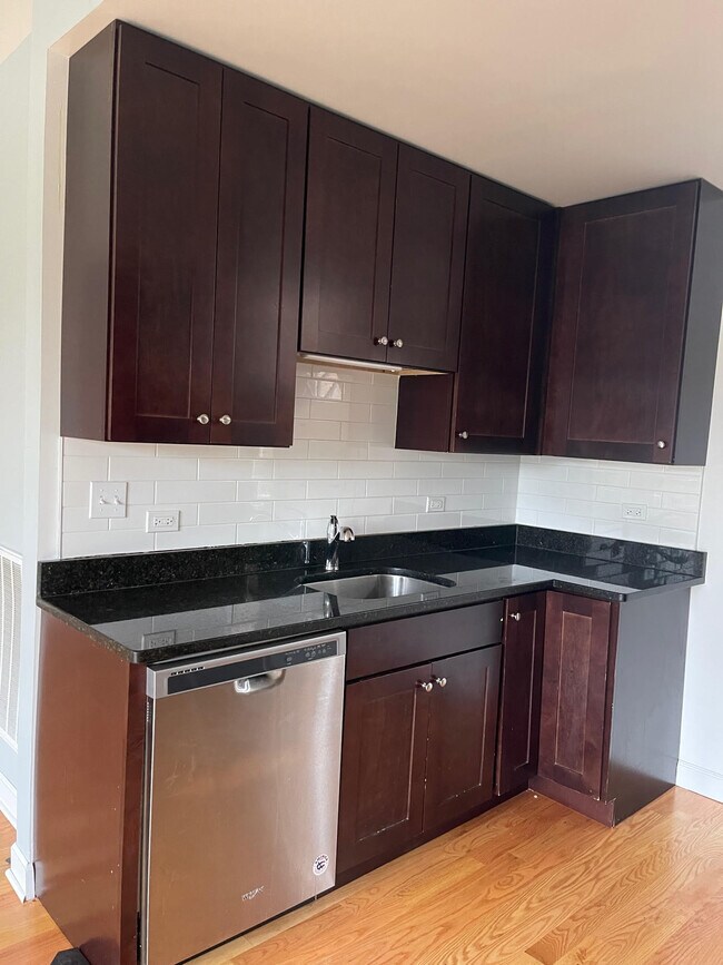 Photo - 1642 W Pratt Blvd Unit TWO BEDROOMS - 3D