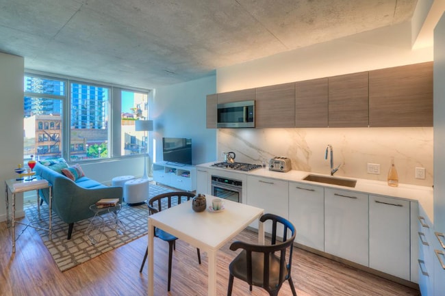 Photo - 197 N Desplaines St