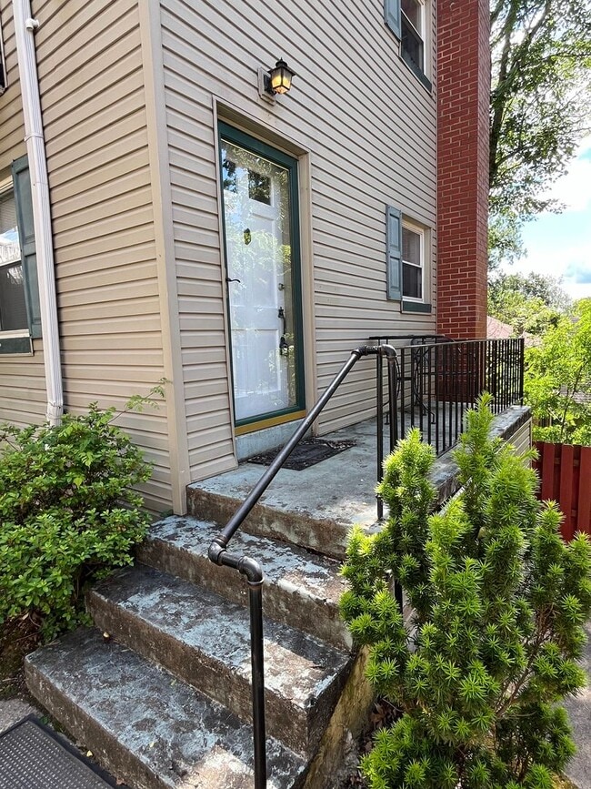 Building Photo - 112 Shepherd Ave Unit A Backyard Down