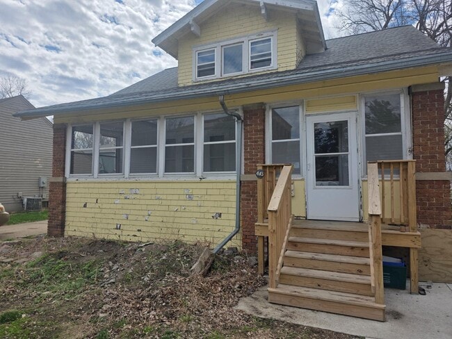 Building Photo - 415 E Clark St