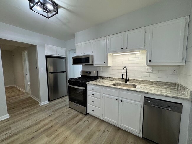 Photo - 2205 Hathaway Dr Unit 2205 Hathaway Dr B