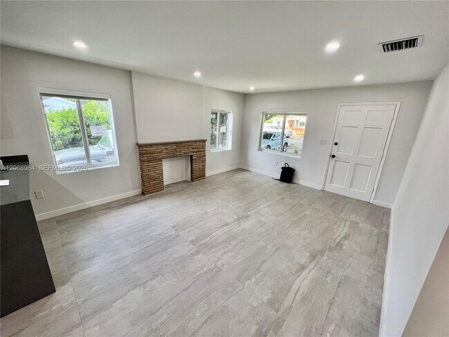 Photo - 850 NE 127th St