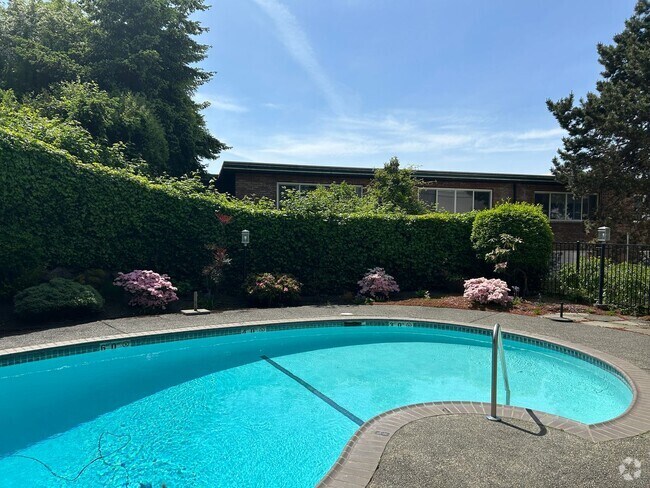 Building Photo - Alki Ave 2BR/1.75BA Condo - Large Floor Pl...