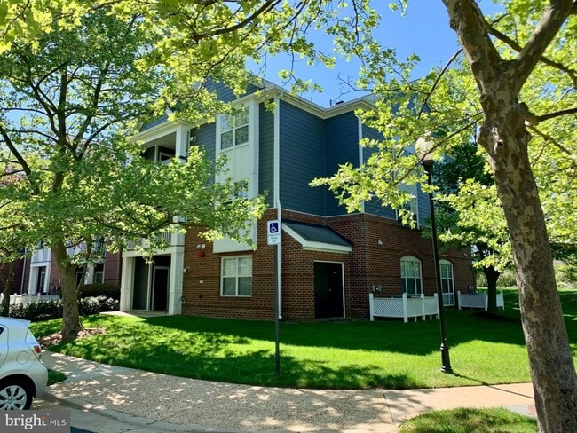 Building Photo - 20301 Beechwood Terrace Unit 201