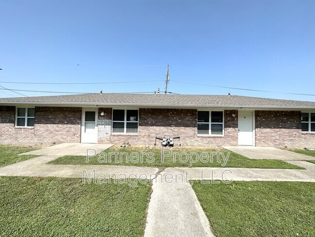 Building Photo - 111 N Pine Ave