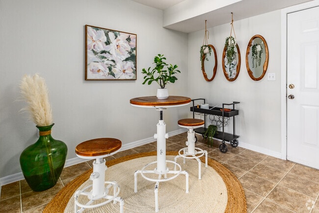 1BR, 1BA - 684SF - Dining Room