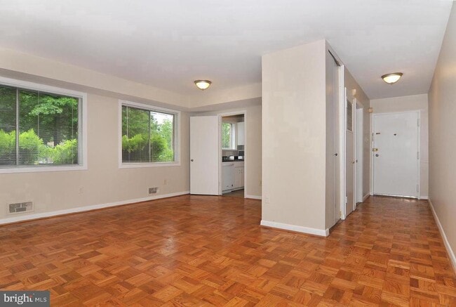 Building Photo - 10618 Kenilworth Ave Unit K4