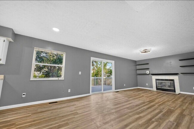 8472 Kingsley Dr