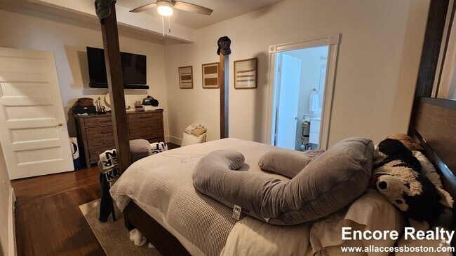 Building Photo - 8 Nonantum St Unit 1 Rental