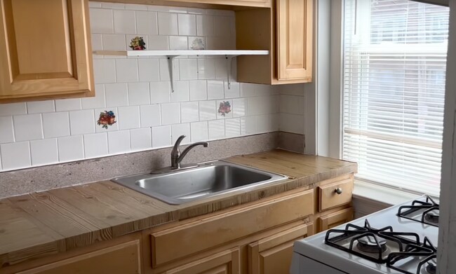 Photo - 200 Kelton St