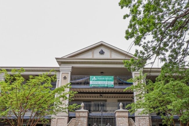 Building Photo - Fleur De Lis Apartments - Student Housing
