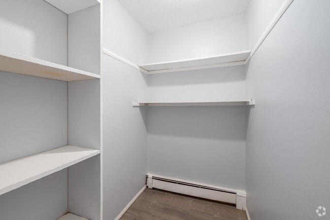 1BR, 1BA - 625SF - Closet