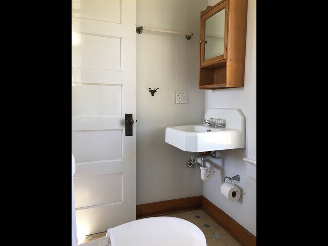 Sink - 3804 N Valley Dr