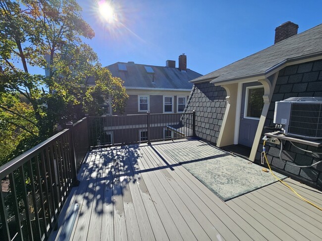 Building Photo - 32 Channing St